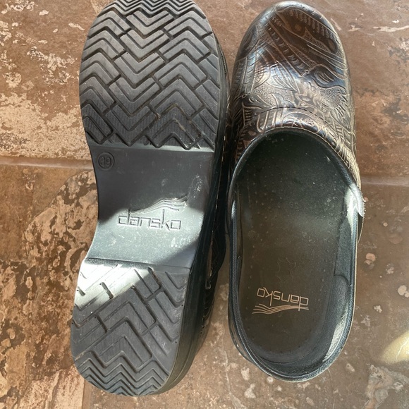 Beautiful tooled leather clogs - Picture 4 of 5